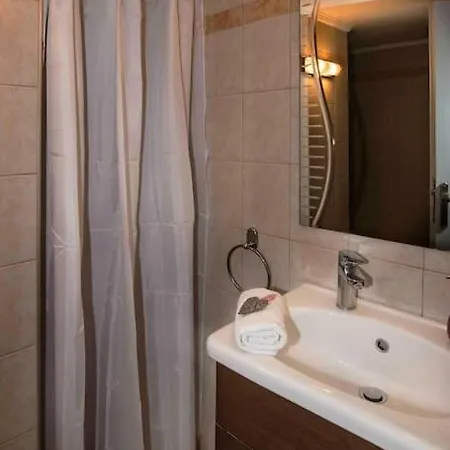 Lovely,central, Spacious 2-bedrooms *
